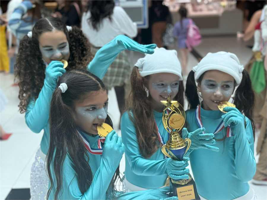 רקדניות עם מדליות וגביע